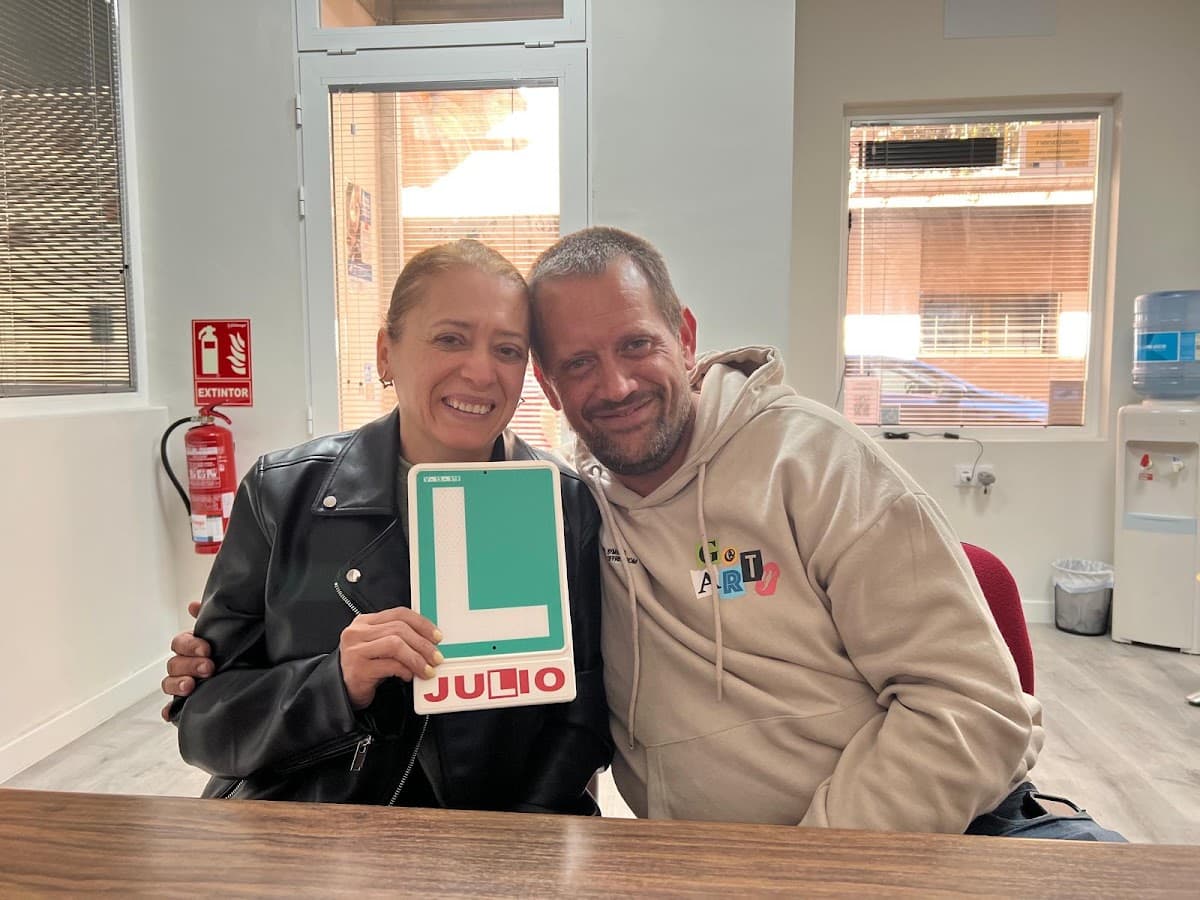 Ana posa junto a Julio en las instalaciones de la autoescuela