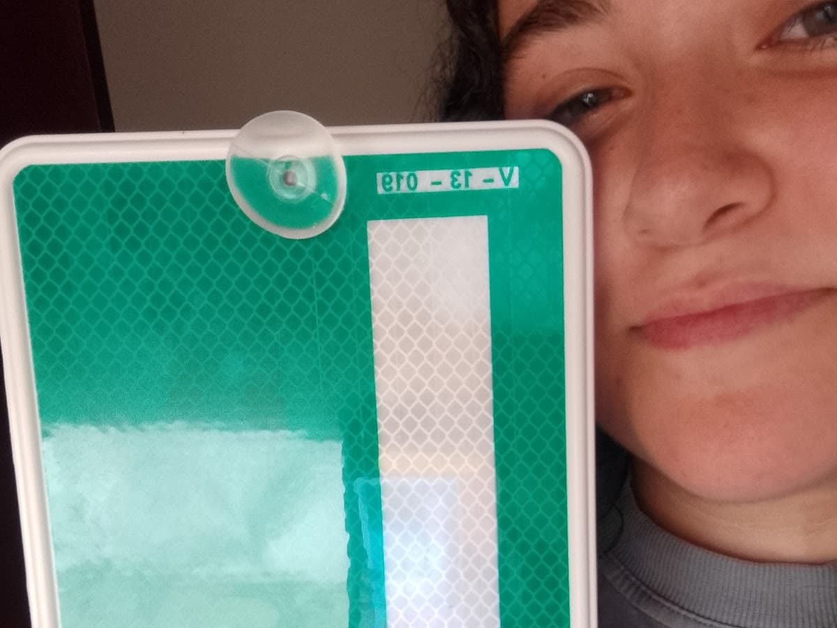 Ariadna posa junto a su placa L de conductora novel